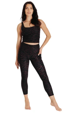 7/8 Boundless Legging With Pockets In Fierce Feline -YOGA DEMOCRACY Sales 1115 FierceFeline FullBody removebg