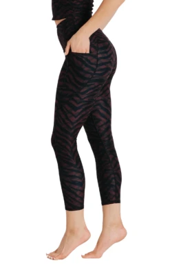 7/8 Boundless Legging With Pockets In Fierce Feline -YOGA DEMOCRACY Sales 1115 FierceFeline Side removebg