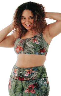 Everyday Sports Bra In Green Thumb - Medium Support, A - E Cups -YOGA DEMOCRACY Sales 1505 GreenThumb front removebg